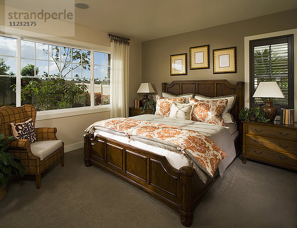 Gemütliches Schlafzimmer mit orangefarbenen Details