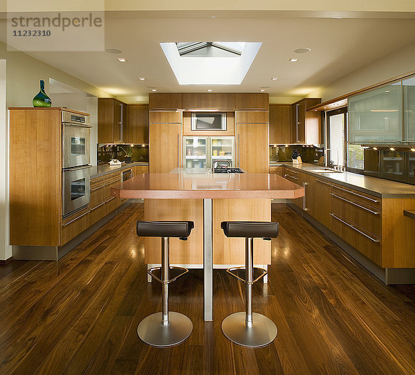 Moderne Küche mit Hartholzböden