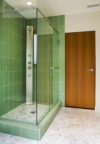 Modernes Badezimmer mit grünen Duschfliesen