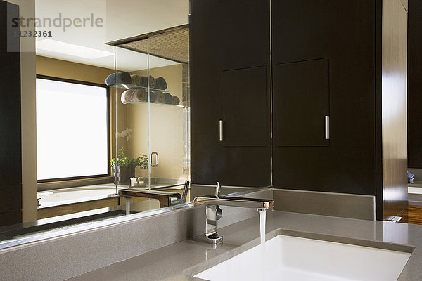 Moderner Badezimmer-Waschtisch mit Spiegelung des Whirlpools