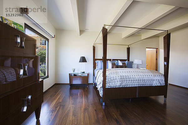 Minimalistisch-modernes Schlafzimmer mit Vierpfostenbett