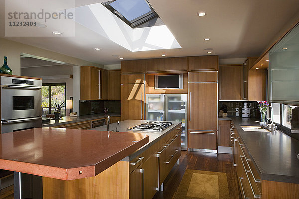 Moderne Küche mit Hartholzböden