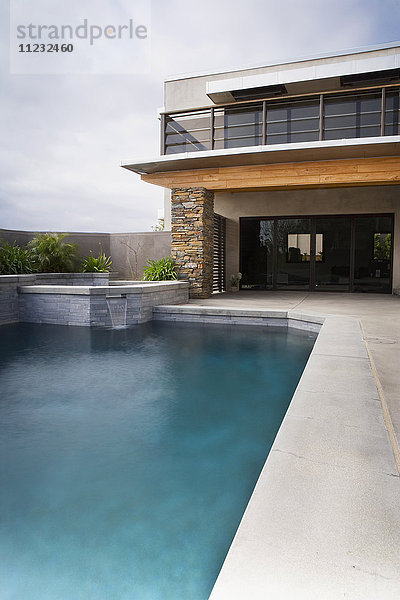 Hintere Außenseite eines modernen Hauses mit Schwimmbad