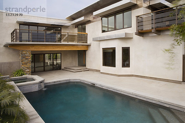 Hintere Außenseite eines modernen Hauses mit Schwimmbad