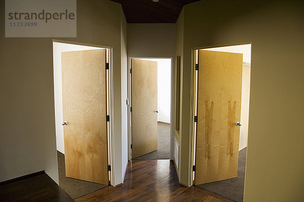 Drei offene Türen in einem modernen Hausflur
