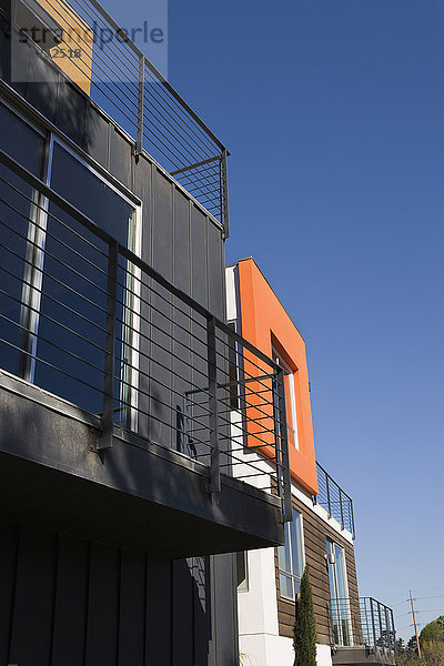 Außenbereich von modernen Eigentumswohnungen mit Balkon