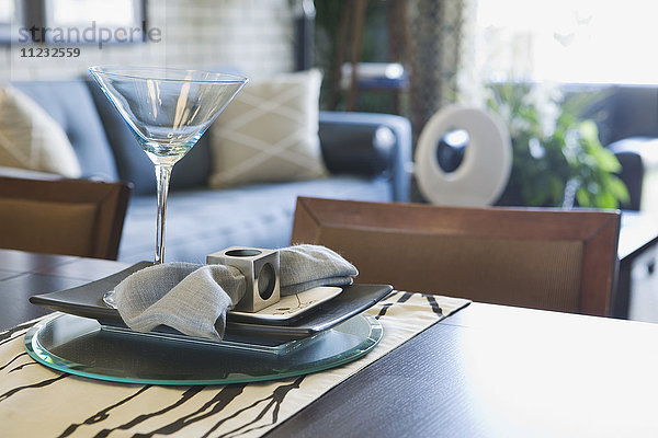 Detail eines Gedecks mit Tellern  Servietten und Martini-Glas