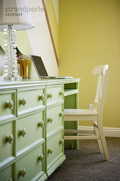 Grüne Kommode mit eingebautem Schreibtisch