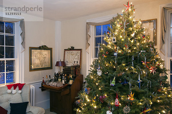 Beleuchteter Weihnachtsbaum im Wohnbereich
