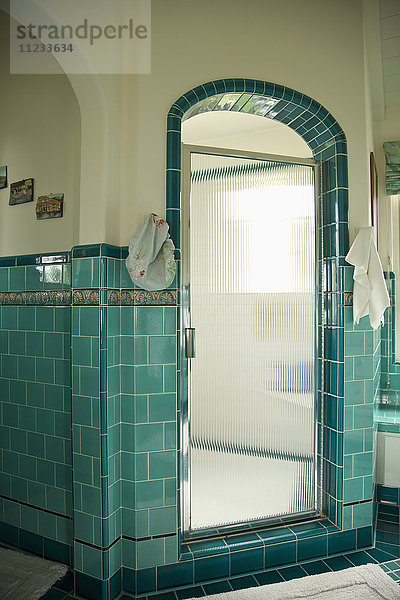 Begehbare Dusche mit Glastür