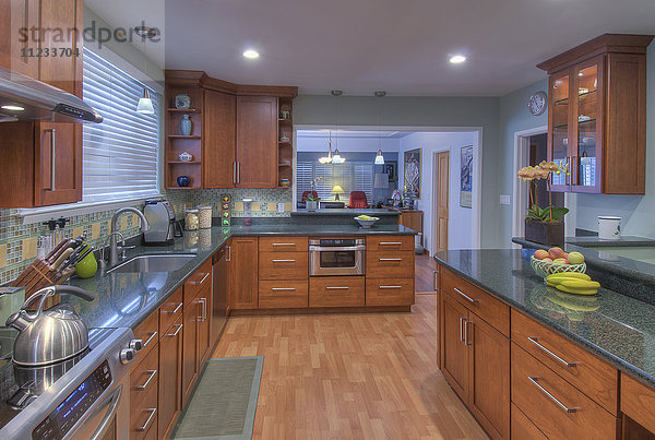Kücheninsel und Arbeitsplatte in einem modernen Haus