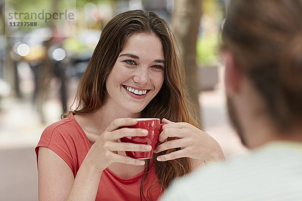 Frau trinkt Kaffee mit Freundin