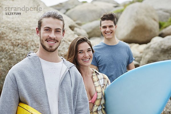 Junge Erwachsene mit Surfbrett