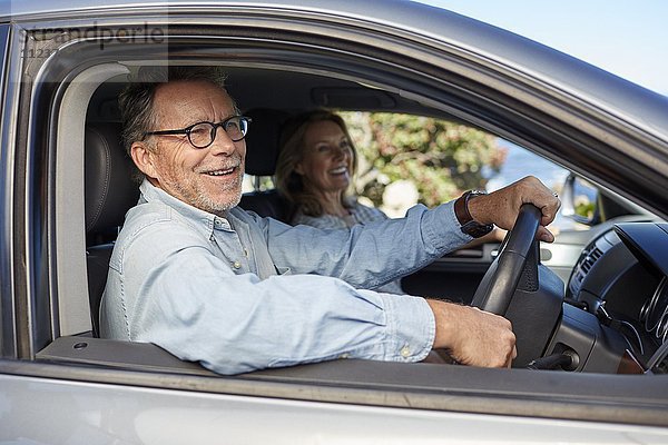 Älterer Mann im Auto