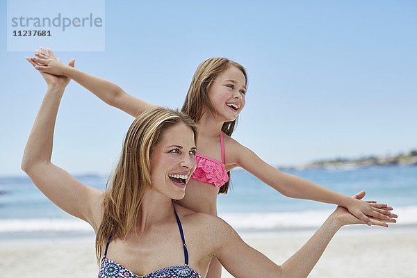 Mutter und Tochter am Strand