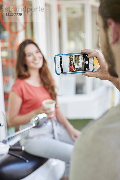 Frau lässt sich fotografieren