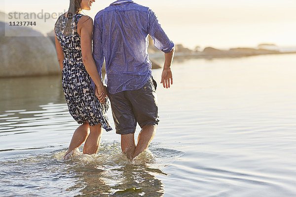 Pärchen paddelt im Meer