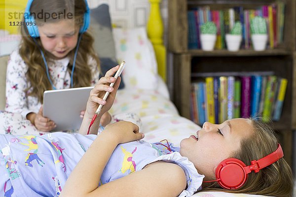 Zwei Schwestern im Schlafzimmer