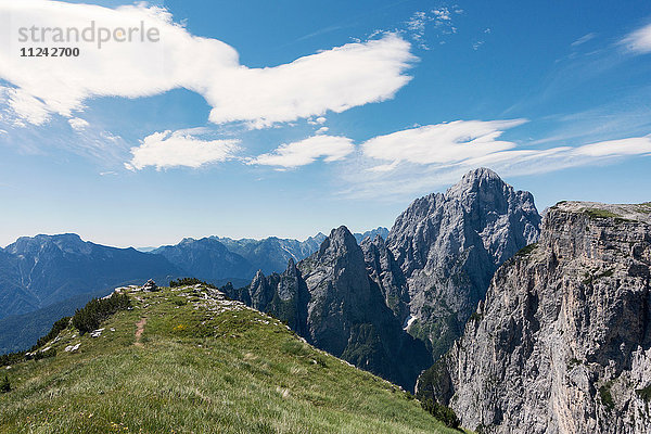 Blick vom BASE-Sprungplatz zu den Klippen auf der anderen Talseite  Col di Pra  Italienische Alpen  Alleghe  Belluno  Italien