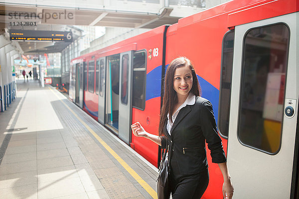 Geschäftsfrau im Zug der Docklands Light Railway  London
