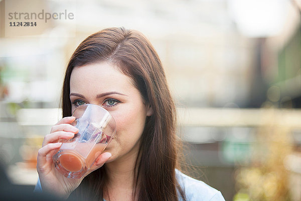 Frau trinkt Saft