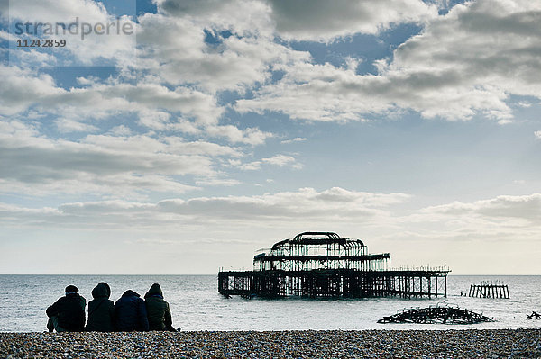 Touristen entspannen sich am Strand von Brighton  England