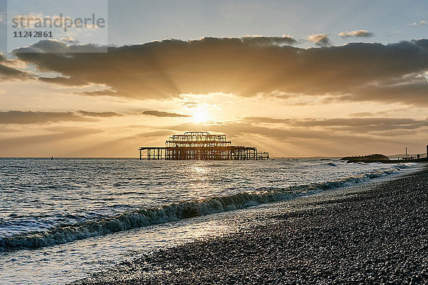 Brighton Beach bei Sonnenuntergang  England