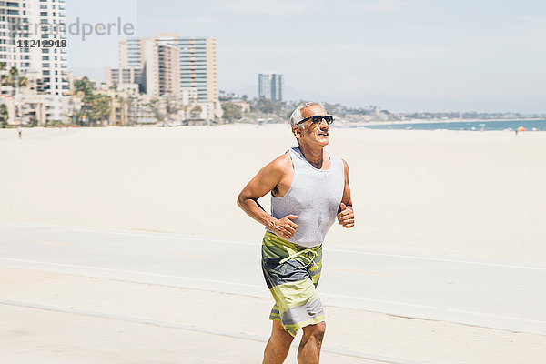 Älterer Mann  Laufen am Strand  Long Beach  Kalifornien  USA