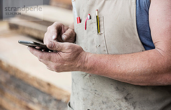 Zimmermann mit Handy