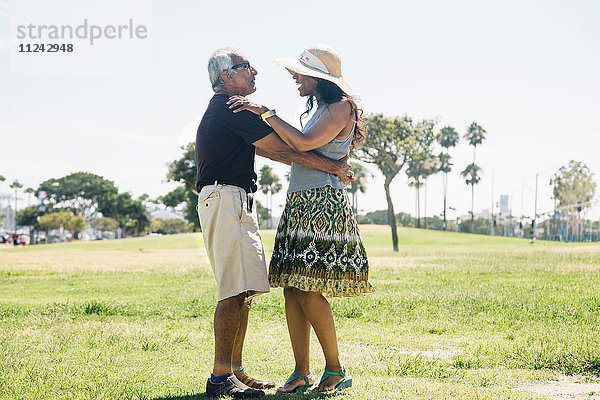 Älteres Paar tanzt im Freien  Long Beach  Kalifornien  USA