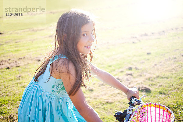 Junges Mädchen fährt im Sommer Fahrrad