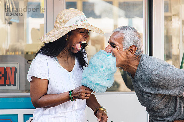 Älteres Ehepaar isst Zuckerwatte  lacht  Long Beach  Kalifornien  USA