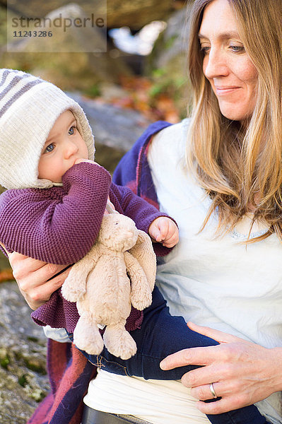 Mutter hält Baby Mädchen lächelnd