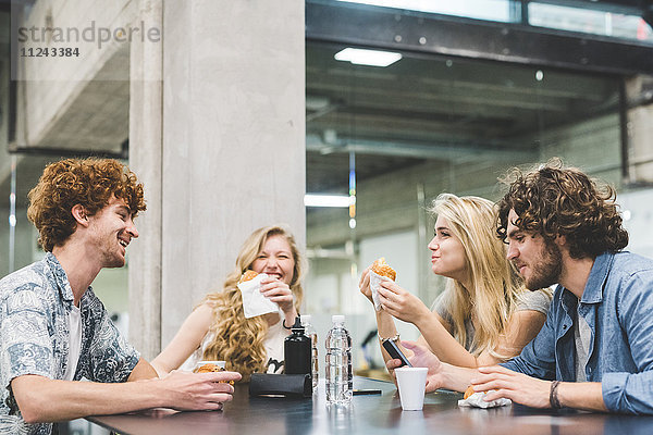 Mitarbeiter mit Morgenpause bei Tisch