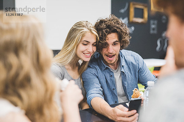 Mitarbeiter mit Morgenpause bei Tisch