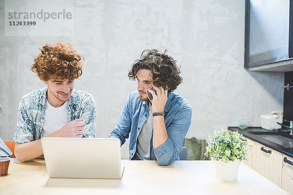 Mitarbeiter  die im Büro am Laptop arbeiten