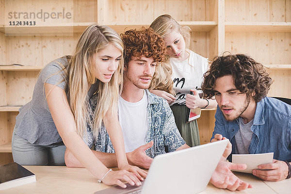 Mitarbeiter  die im Büro am Laptop arbeiten