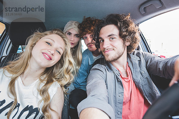 Freunde nehmen Selfie im Auto mit