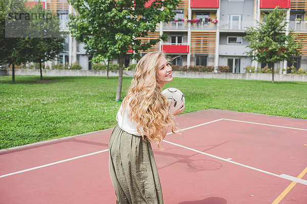 Frau spielt Basketball