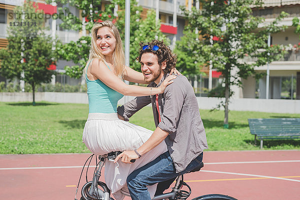 Paar auf dem Fahrrad im Park
