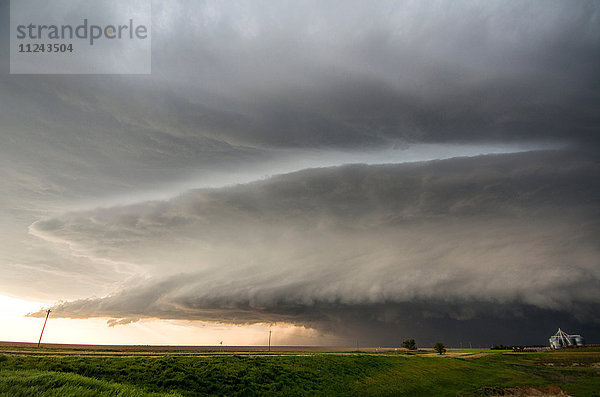 Ein tornadoerzeugendes Superzellen-Gewitter  das sich über Ranchland bei Leoti  Kansas  ausbreitet