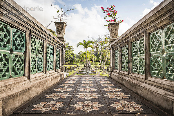 Ziersteinweg und formaler Garten  Amlapura  Bali  Indonesien