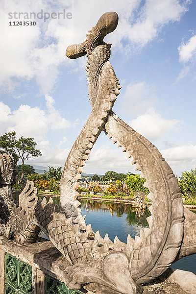 Steinerne Drachenskulptur und Teich  Amlapura  Bali  Indonesien