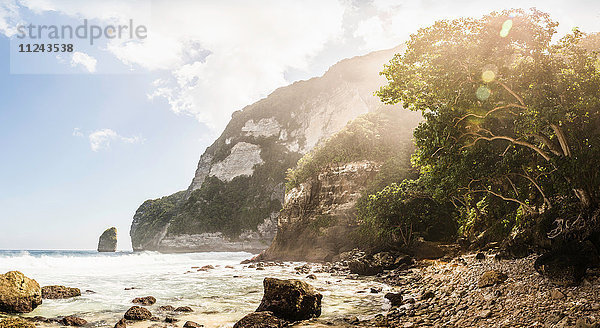 Felsiger Strand und Felsformation  Südküste  Nusa Penida  Indonesien