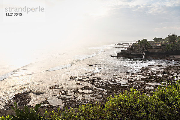 Hochwinkelansicht des sonnenbeschienenen Meeres  Tanah Lot  Bali  Indonesien