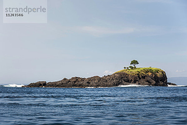 Blick auf Meer und Felseninsel  Bali  Indonesien