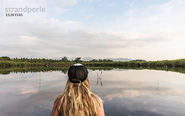 Rückansicht einer jungen Frau mit Blick auf den See  Gili Meno  Lombok  Indonesien