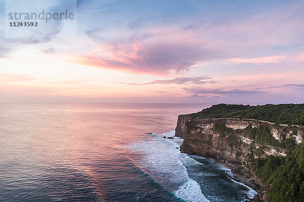 Erhöhte Ansicht von Klippen und Meer bei Sonnenuntergang  Uluwatu  Bali  Indonesien
