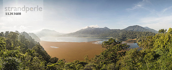 Panoramablick auf Regenwald und Küste  Wana Giri  Bali  Indonesien