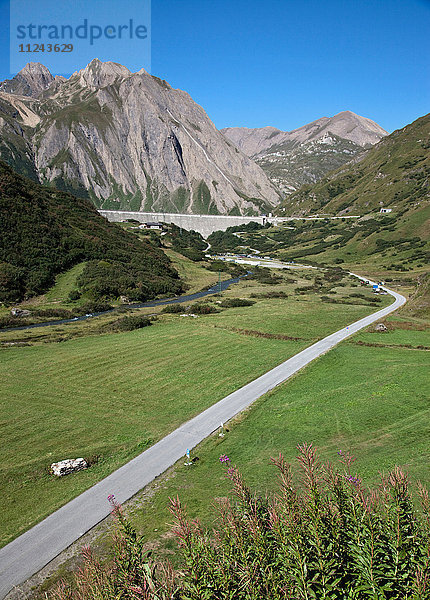 Erhöhte Ansicht der Landstraße und der Berge im Formazza-Tal  Piemont  Italien